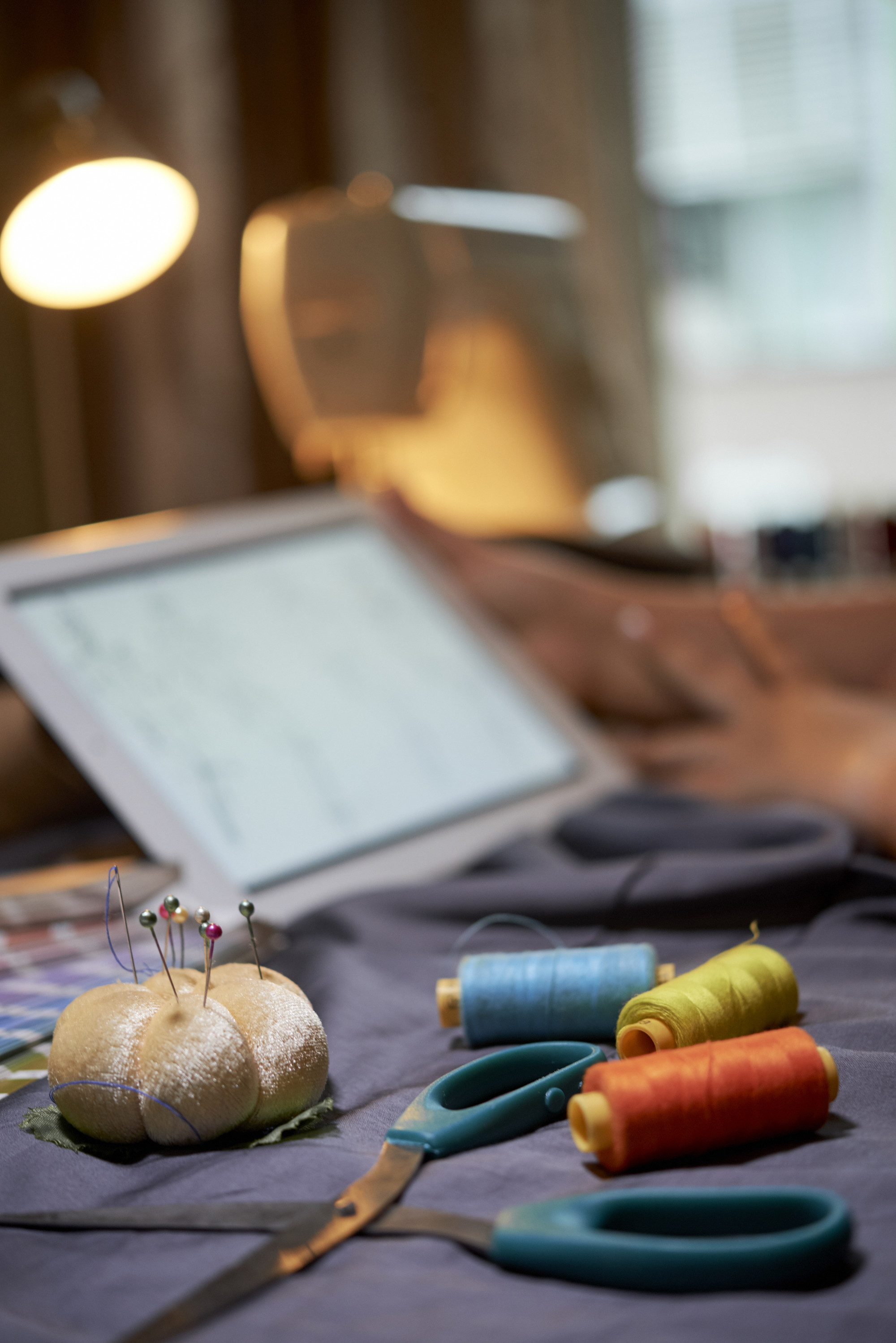 Tavolo da lavoro di un atelier di ricamo con filati pregiati